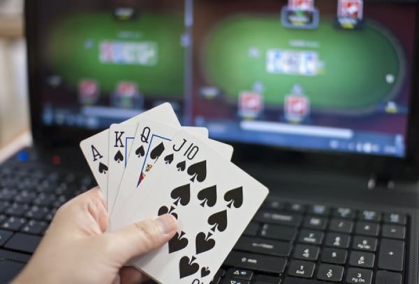 VIP roulette table interface showing betting grid and dealer window on pakde99